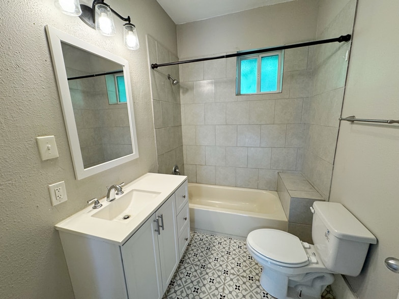 Building Photo - 438 Pruitt Ave