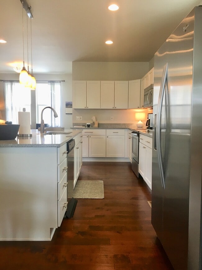 Building Photo - Luxury in Old Town Lafayette for Lease! MU...