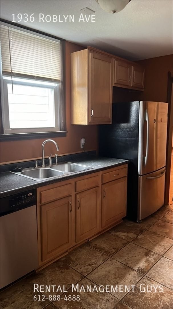 Building Photo - 1936 Roblyn Ave