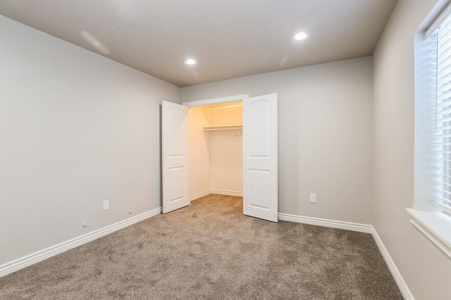 Building Photo - 7054 Dry Sycamore Ln