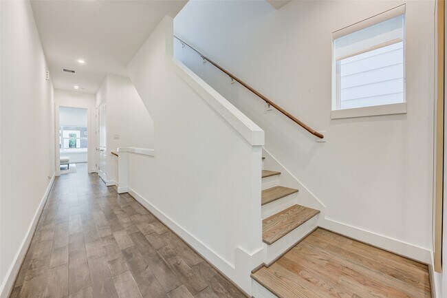 Building Photo - 5839 Dolores St