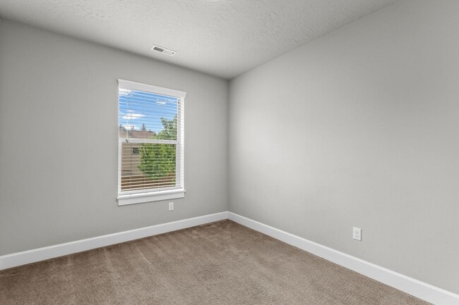 Building Photo - Beautiful SE Bend Home | Spacious Floorplan | Fenced Backyard | Near Parks & Trails