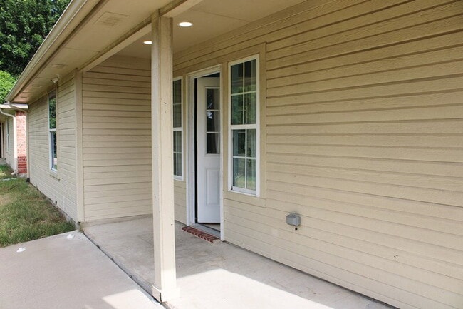 Building Photo - "Lovely 4-Bedroom Lakeside Retreat in Rock...