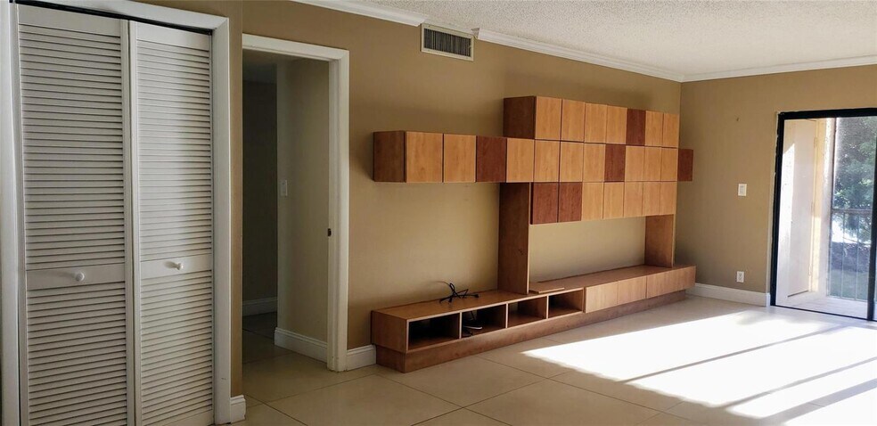 Building Photo - 331 Lakeview Dr