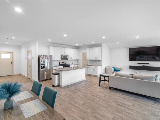 Building Photo - 1702 Maclane Ct