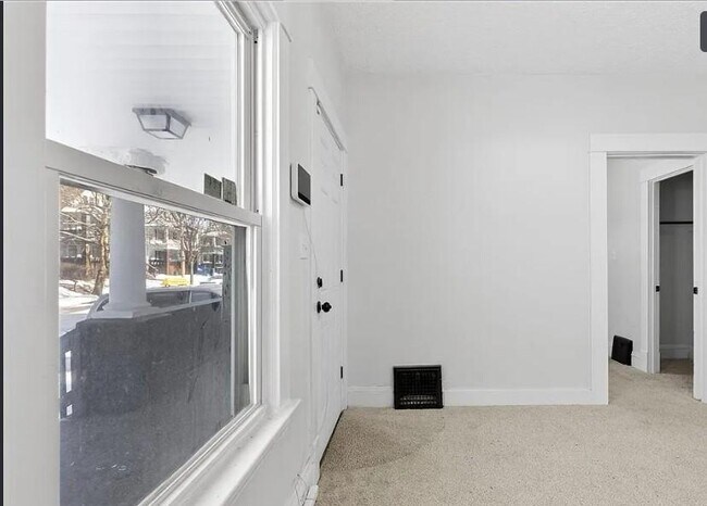 Building Photo - 9418 Parkview Ave