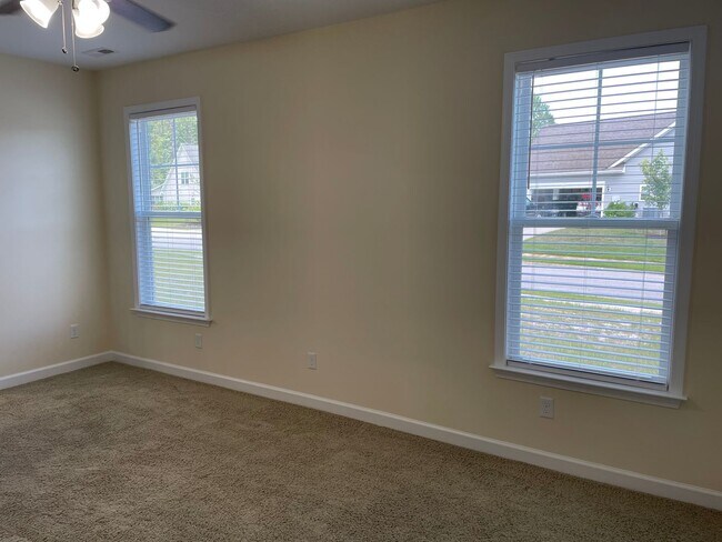 Building Photo - 3 Bedroom 2 Bathroom House with Large Fenc...
