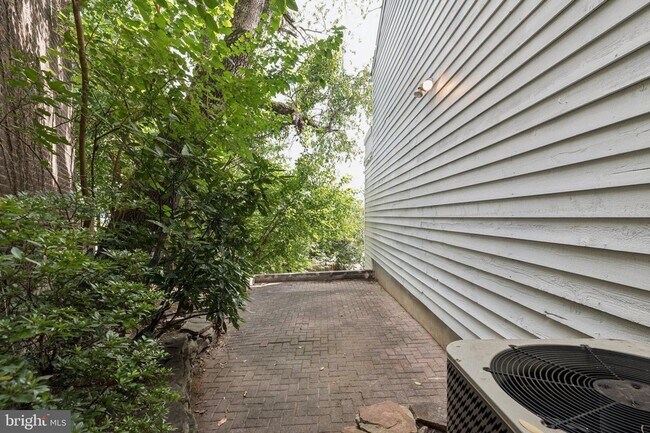 Building Photo - Great Townhouse w/ 2 Bedrooms, 1.5 Baths, ...