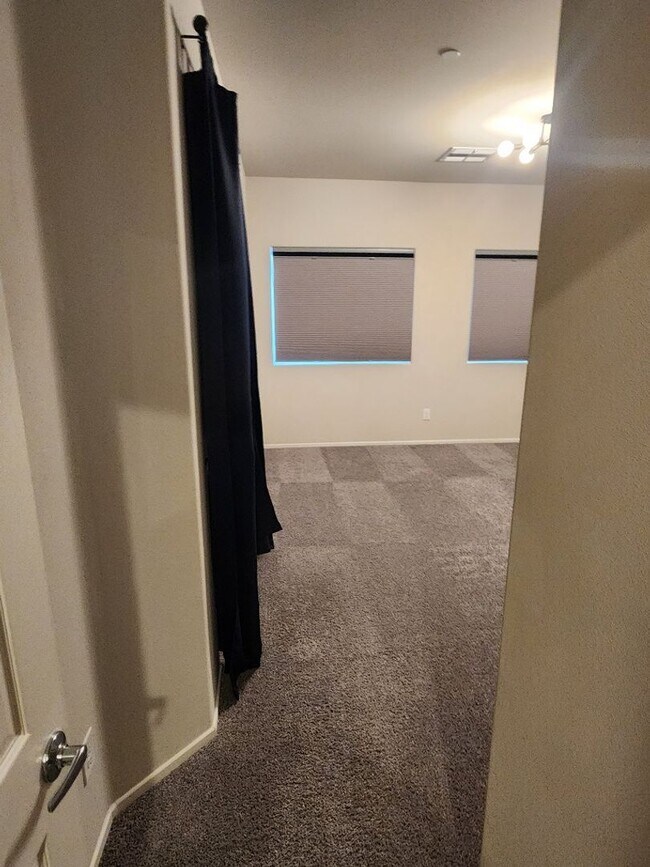Building Photo - 3 bedroom/ 2 bath condo in gated community