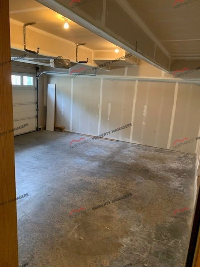 Building Photo - r95