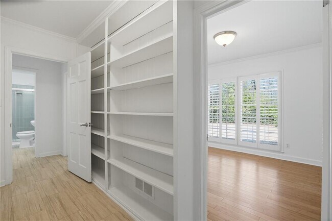 Building Photo - 1190 W Paces Ferry Rd NW