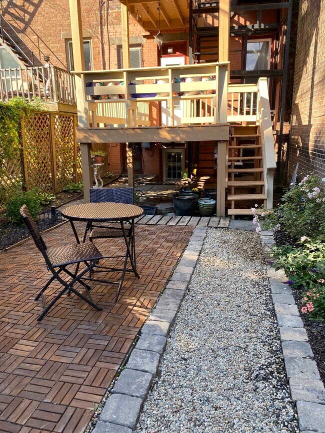 Relax in the shared garden - 206 Lancaster St