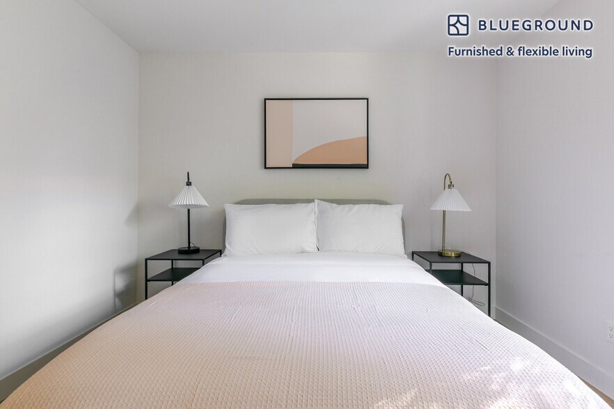 Building Photo - 1600 Villa St