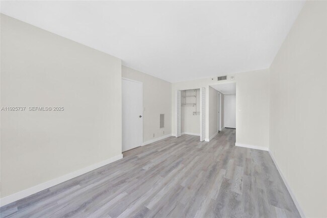 Building Photo - 7601 E Treasure Dr