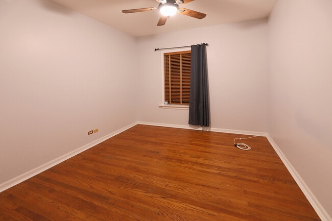 Building Photo - 6042 N Kenmore Ave