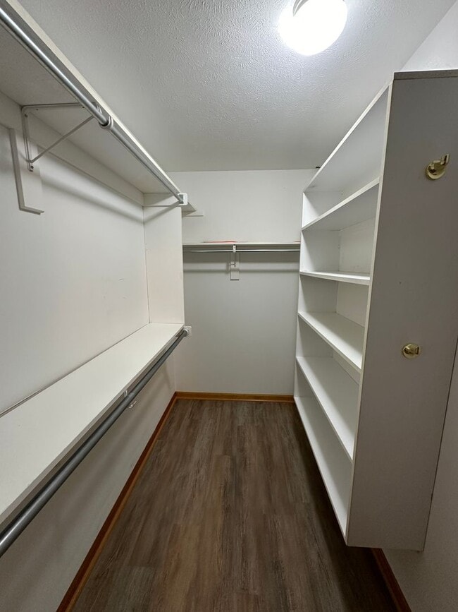 Building Photo - 904 Vos St