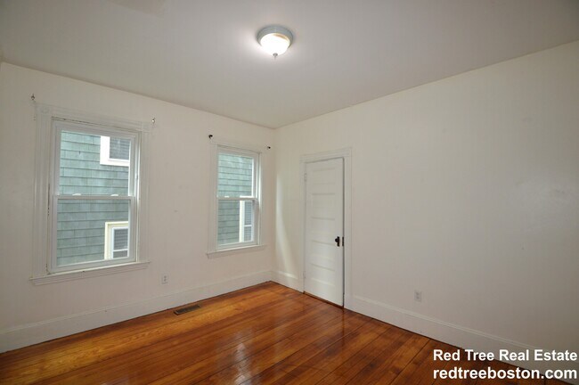 Building Photo - 10 Bucknam St