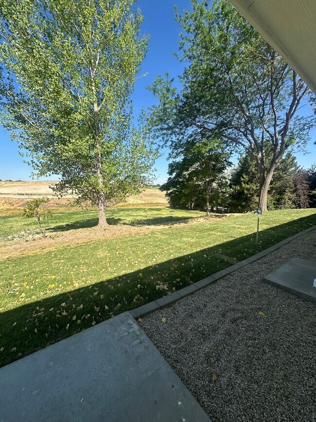 Building Photo - 2 bed, 1 Bath, 1 Car Garage, - Modern Insi...