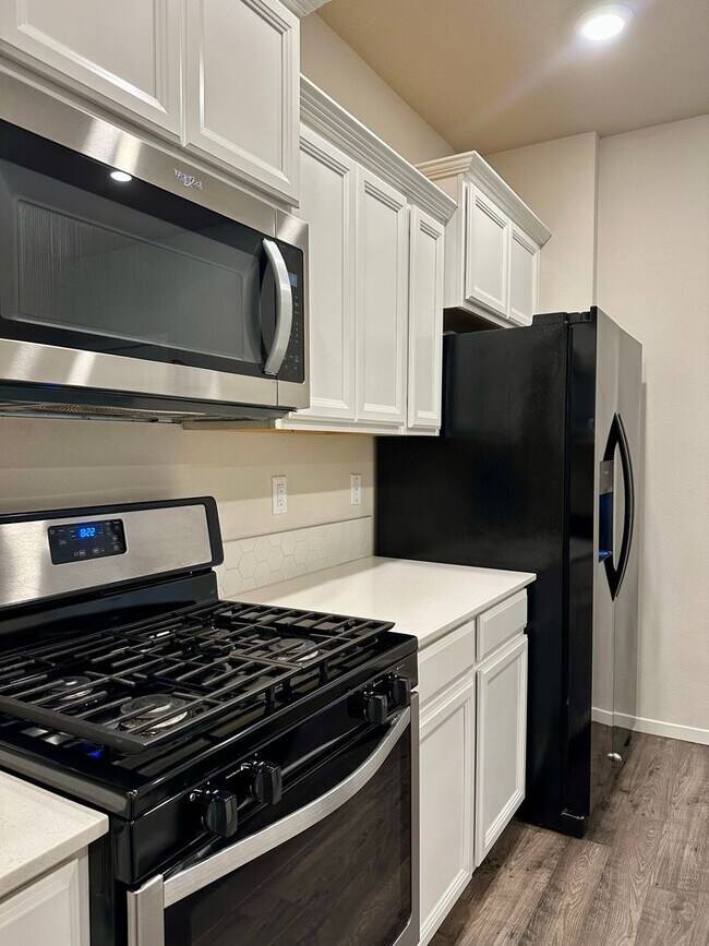 Building Photo - ? Modern 3-Bedroom Townhouse with Bright O...