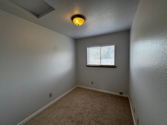 Building Photo - Charming 3 Bedroom 2 Bath home located in Humboldt Hill!