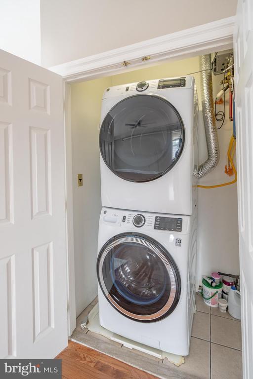 Building Photo - 345 W Chestnut St