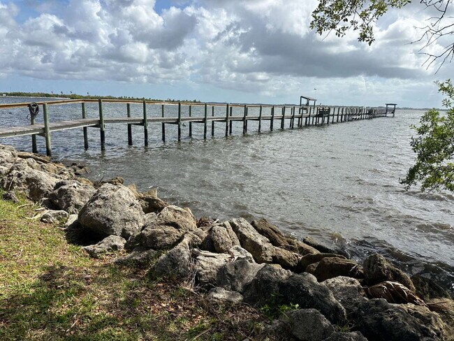 Building Photo - DIRECT RIVER CONDO