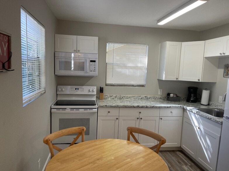 Building Photo - 2640 NE Indian River Dr