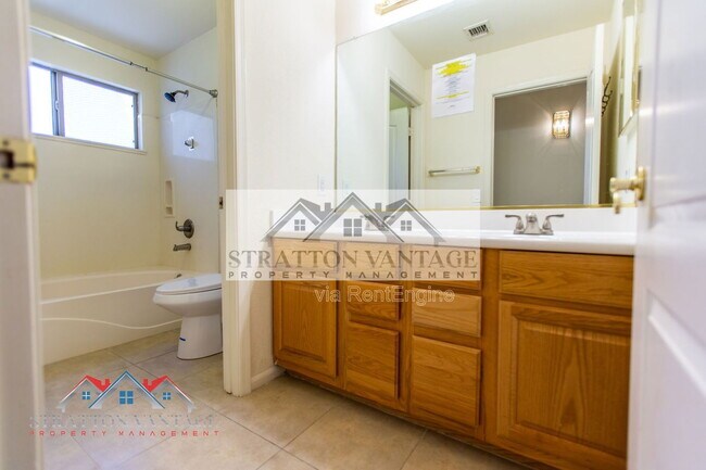 Building Photo - 960 E Constitution Dr