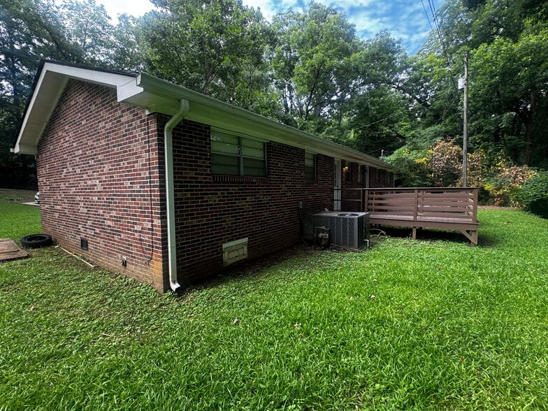 Building Photo - Room in Duplex on Monticello St