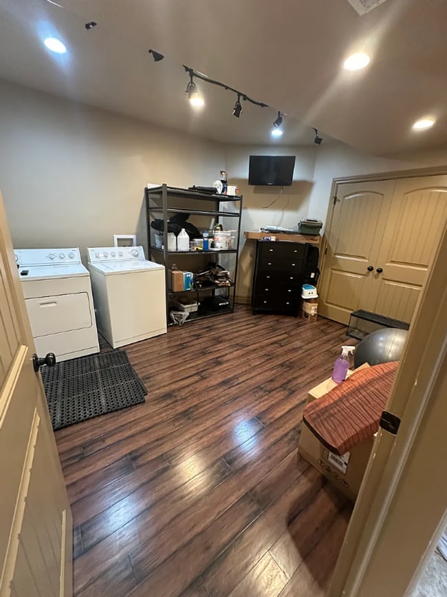 Building Photo - 6 Bed/3.5 Bathroom house in Herriman