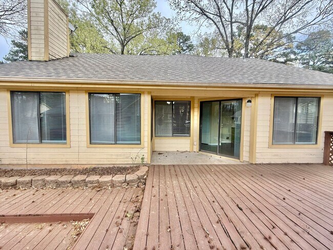 Building Photo - 2-bed/2-bath off Eagles Nest