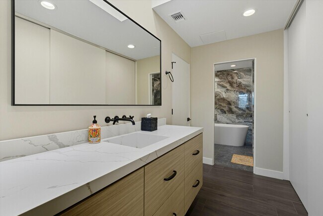 Building Photo - 809 Inverness Dr