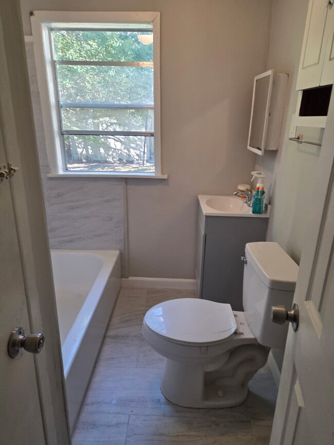 Building Photo - 2866 Edgewood St