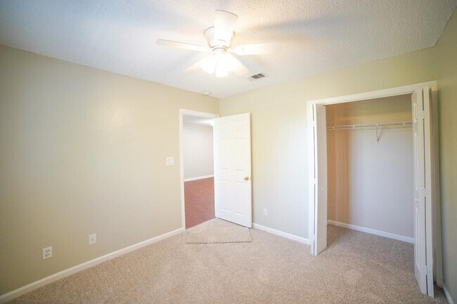 Building Photo - 1100 Greentree Ct