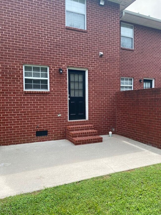 Building Photo - 2 Bedroom 1.5 Bath townhouse