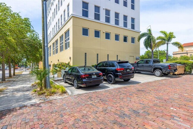 Building Photo - 205 5th Ave N