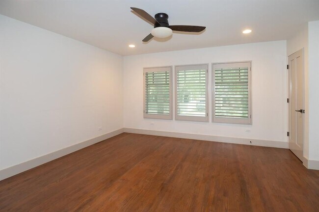 Building Photo - 610 W Live Oak St