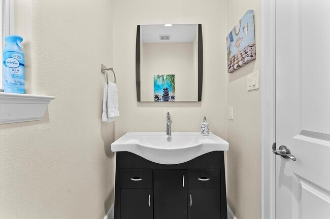 Building Photo - 3045 Clinton Dr