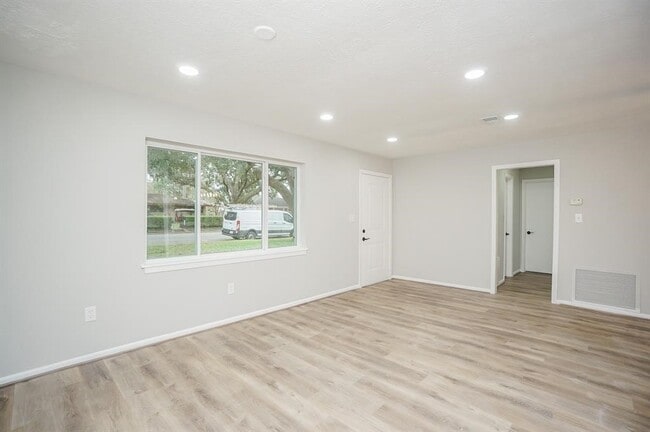 Building Photo - 1941 Heights Dr