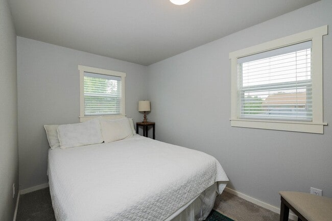 Building Photo - 415 SW Black Butte Blvd