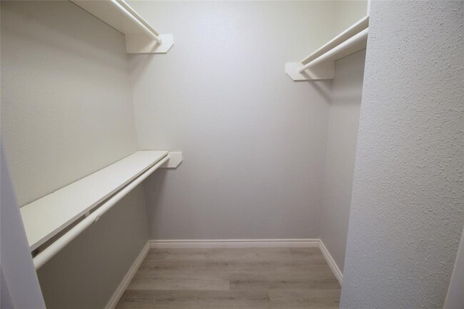 Building Photo - 3323 Hidden Creek Dr