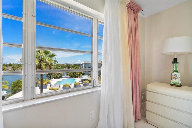 Building Photo - 875 NE 195th St