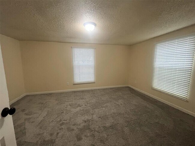 Building Photo - 713 N Cockrel Ave
