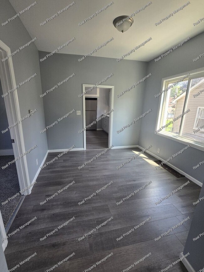Building Photo - Two Bedroom Main Floor Apartment