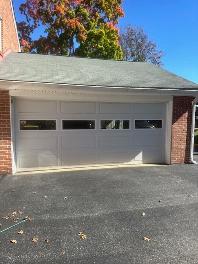 Building Photo - Lovely Colonial Home in Sharpley