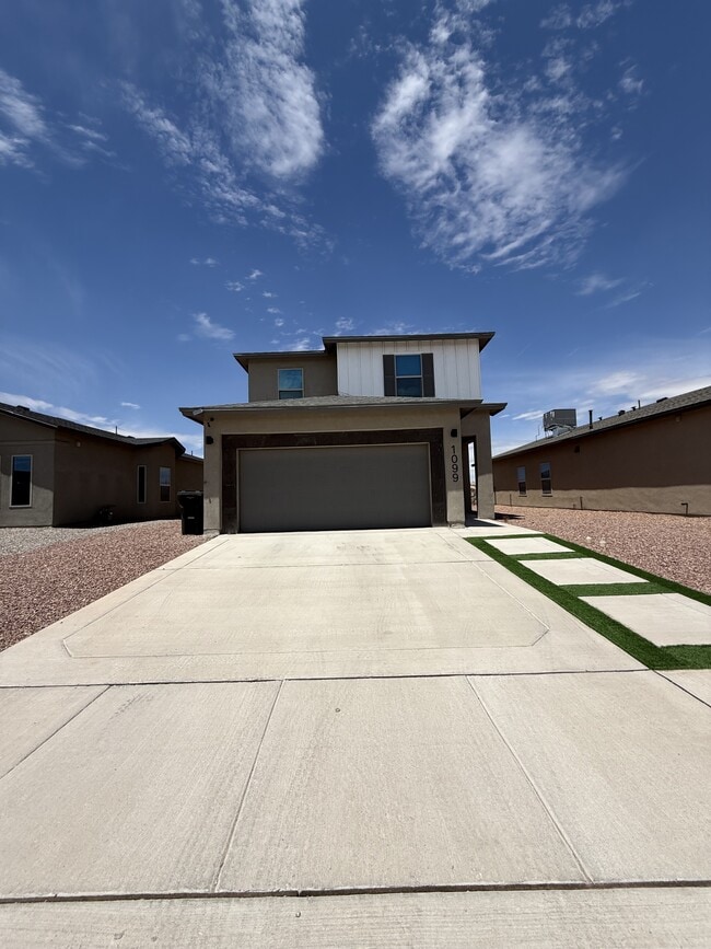 Building Photo - 1099 Sky River St