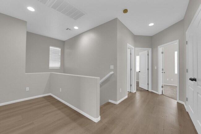 Building Photo - 3 bedroom home in gated community