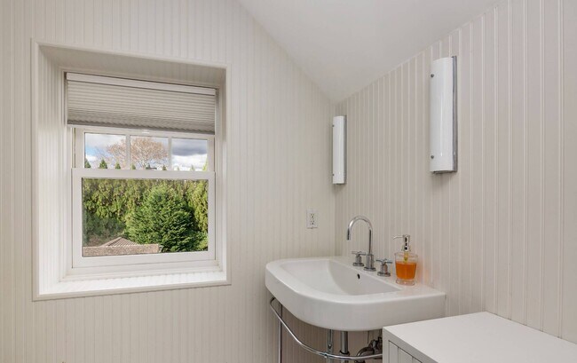 Building Photo - 63 Meadowmere Pl