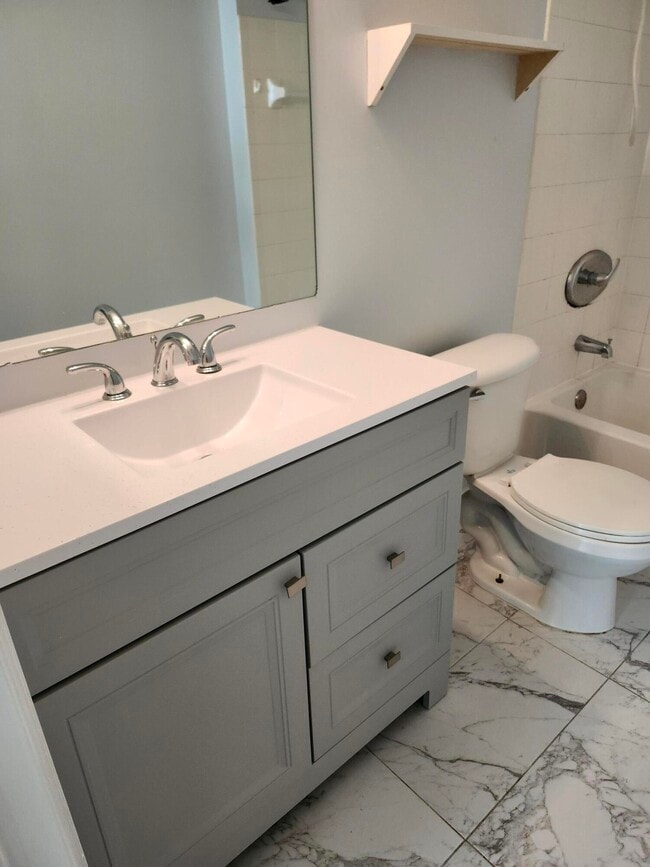 Building Photo - 802 Villa Cir