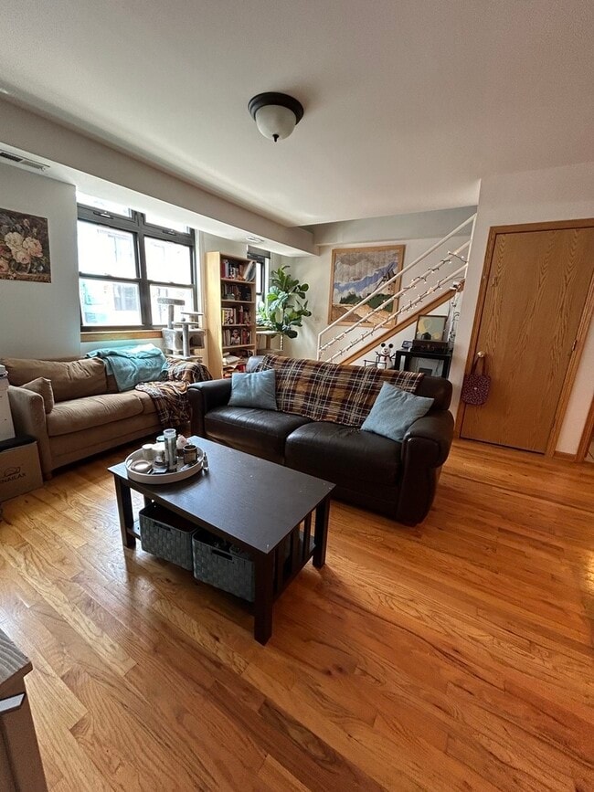 Building Photo - 867 W Buckingham Pl